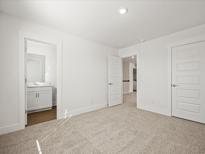 Spacious, unfurnished interior of a new home in The Coves at Lakes of Cane Bay, Summerville (Image 27).