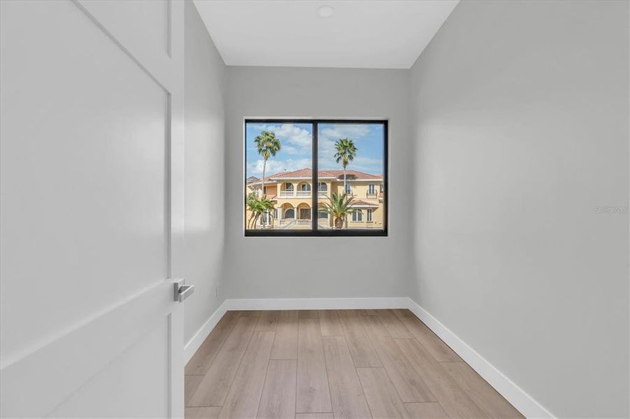 Spacious, unfurnished interior of a new home in , St. Petersburg (Image 31).