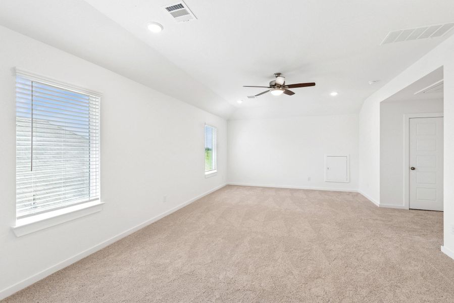 Spacious, unfurnished interior of a new home in Miller's Pond, Rosenberg (Image 26).
