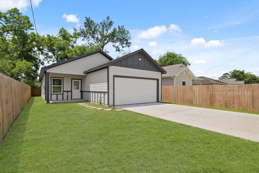 Front exterior of a new home in , Houston, TX, highlighting curb appeal (Image 17).