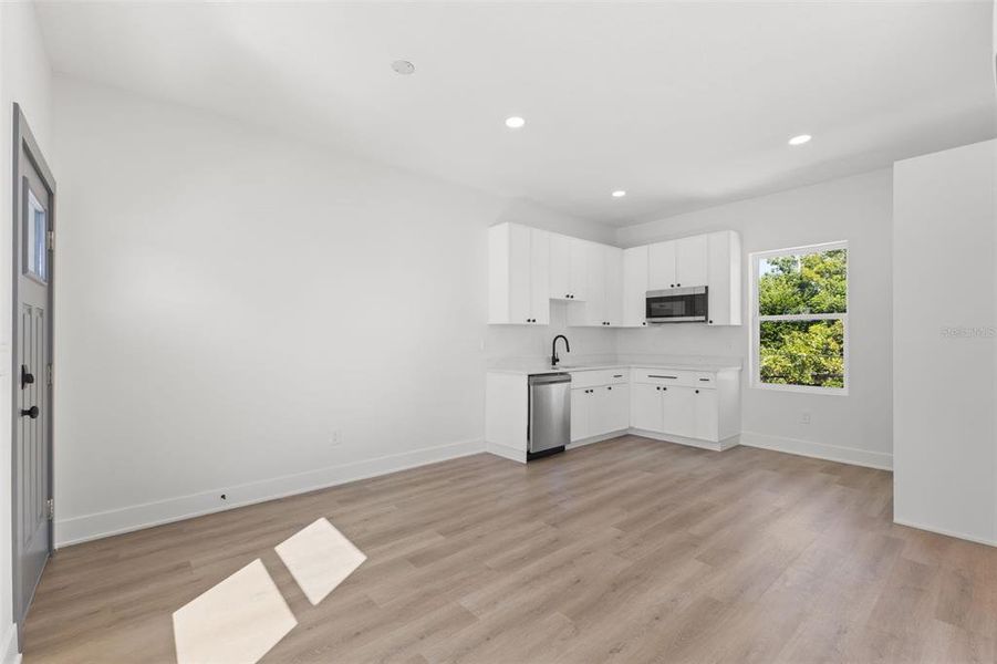 Spacious, unfurnished interior of a new home in , St. Petersburg (Image 32).