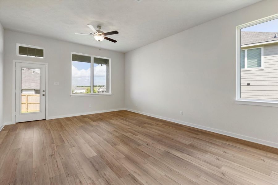 Spacious, unfurnished interior of a new home in Vintage Farms, Brenham (Image 37).