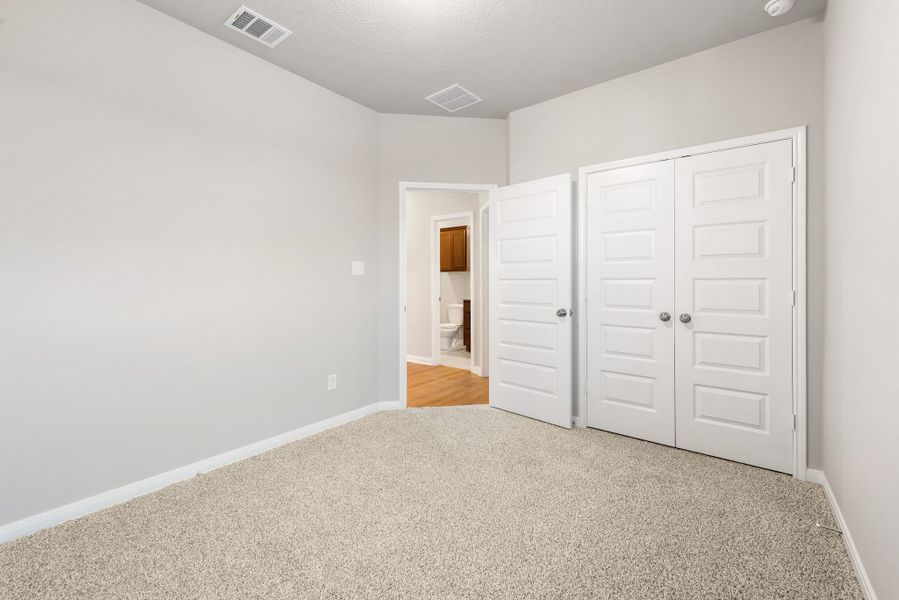 Spacious, unfurnished interior of a new home in Arroyo Ranch, Seguin (Image 13).