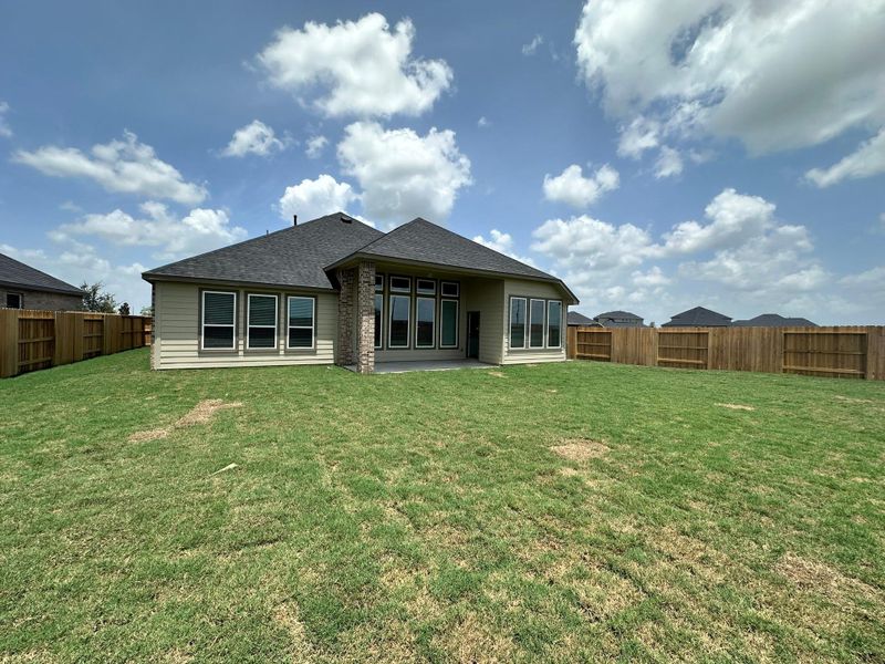 Exterior details and patio area of a home in Creekhaven, Iowa Colony (Image 3).