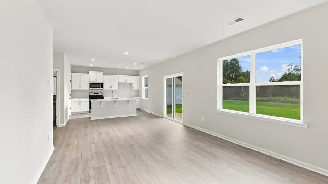 Spacious, unfurnished interior of a new home in Rocky River Ridge, Anderson (Image 19).