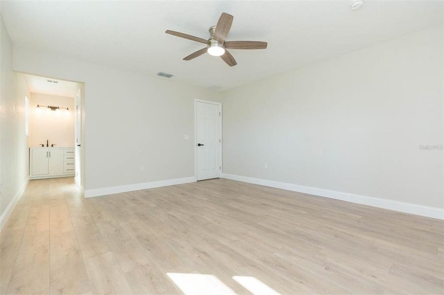 Spacious, unfurnished interior of a new home in , Dade City (Image 40).