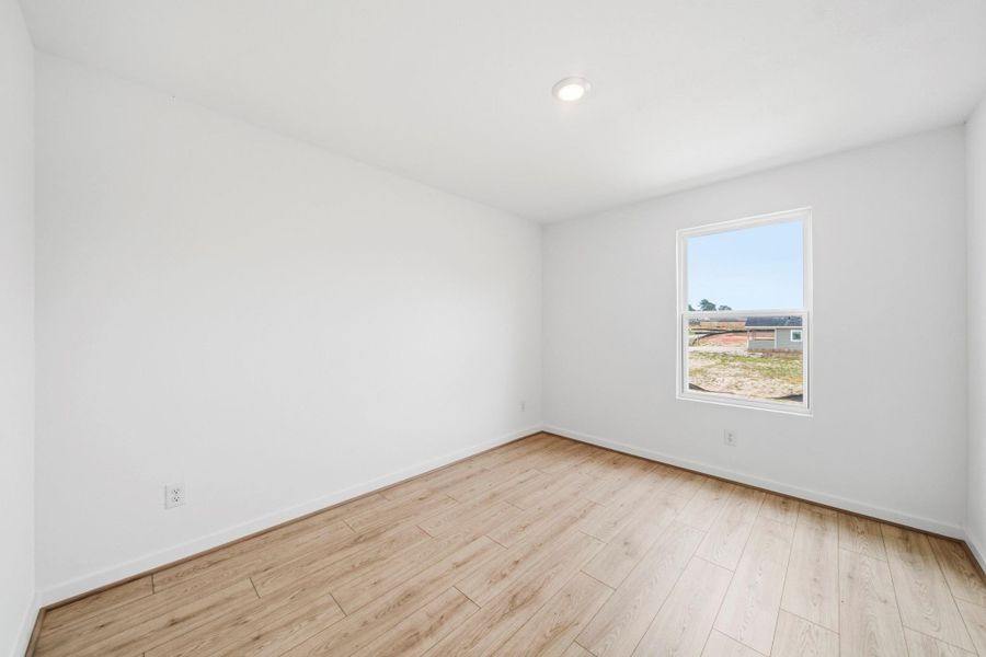 Spacious, unfurnished interior of a new home in Lake Conroe Cove, Willis (Image 19).