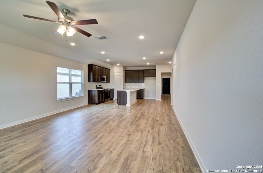 Spacious, unfurnished interior of a new home in Cloud Country, New Braunfels (Image 9).