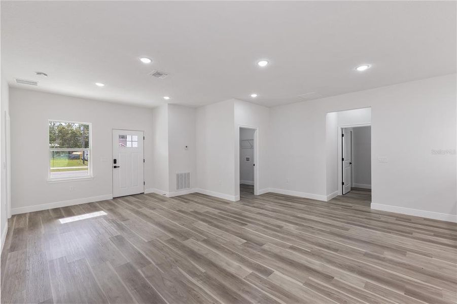 Spacious, unfurnished interior of a new home in , Ocala (Image 15).