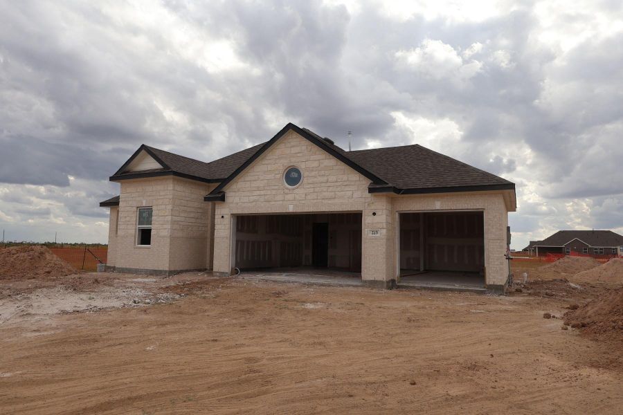 One-story home with 3 bedrooms, 2.5 baths, and 3 car garage One-story home with 3 bedrooms, 2.5 baths, and 3 car garage