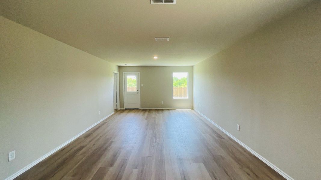 Spacious, unfurnished interior of a new home in Sunnycreek, Fort Worth (Image 6).