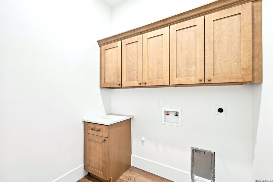 Furnished interior view inside a new home in , Bandera (Image 32).