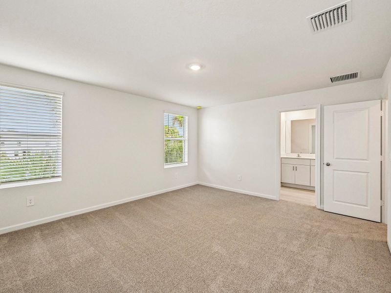 Spacious, unfurnished interior of a new home in Tidewater, Fort Pierce (Image 17).