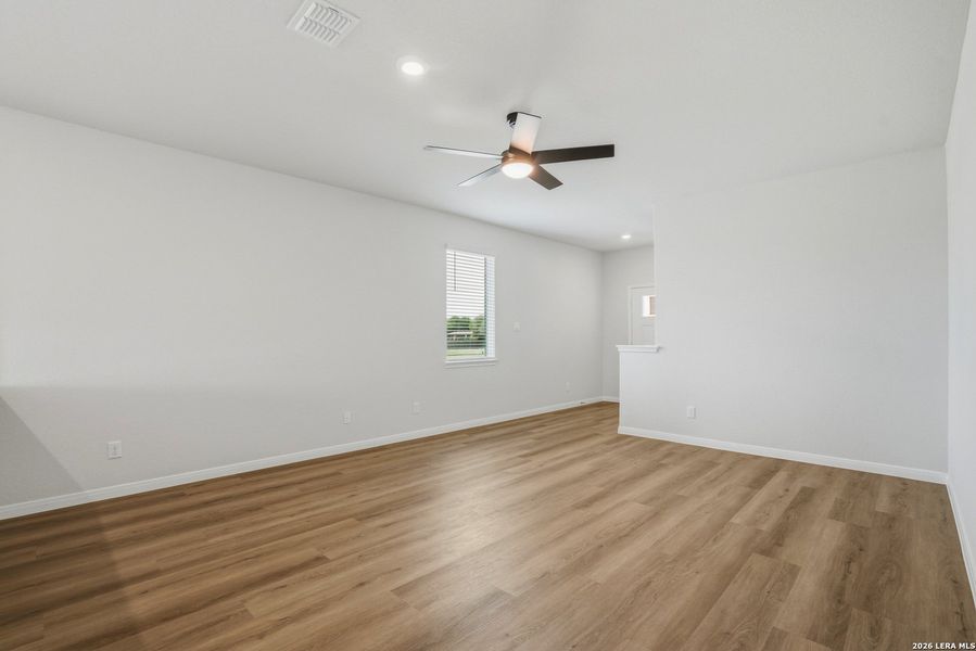 Spacious, unfurnished interior of a new home in Dauer Ranch, New Braunfels (Image 23).