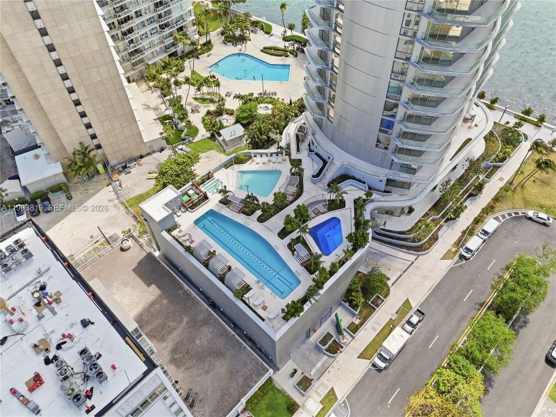 Condo located in Miami, FL showcasing its design and architecture (Image 19).