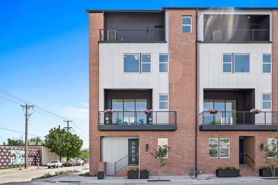 Condo located in Fort Worth, TX showcasing its design and architecture (Image 4).