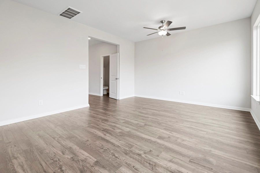 Spacious, unfurnished interior of a new home in Park Vista at El Tesoro, Houston (Image 6).