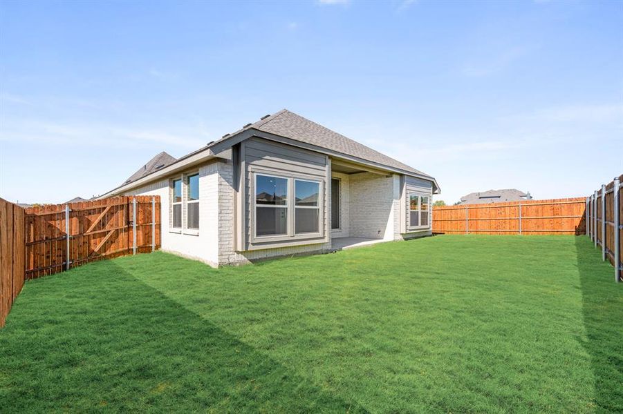 Exterior details and patio area of a home in Sunset Ridge, Alvarado (Image 24).