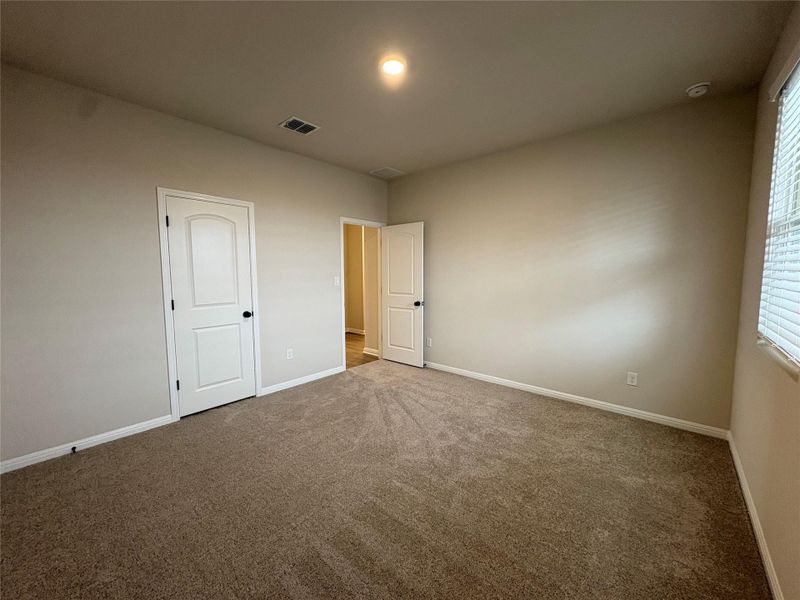 Spacious, unfurnished interior of a new home in Willow Springs, Buda (Image 25).