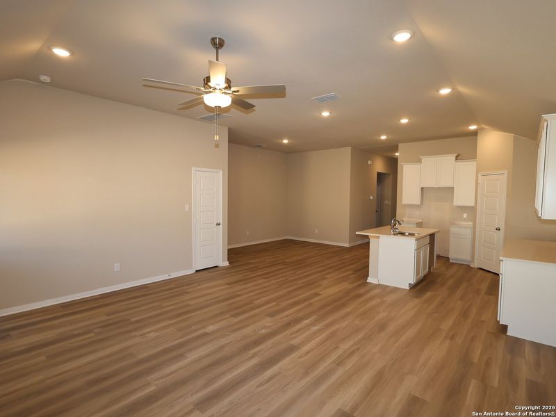 Spacious, unfurnished interior of a new home in Hunters Ranch, San Antonio (Image 14).