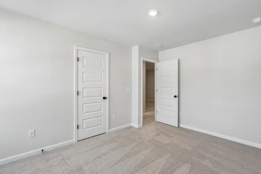 Spacious, unfurnished interior of a new home in Dawson Pointe, Summerville (Image 8).