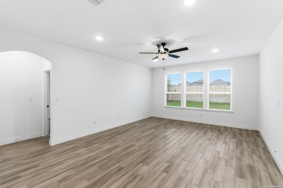 Spacious, unfurnished interior of a new home in Davis Ranch, San Antonio (Image 21).