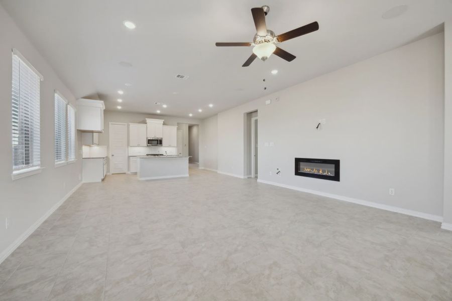 Spacious, unfurnished interior of a new home in Summer Crest, Fort Worth (Image 14).