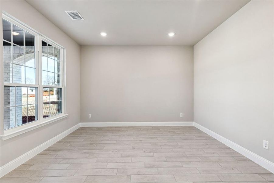 Spacious, unfurnished interior of a new home in Venetian, Weston (Image 17).