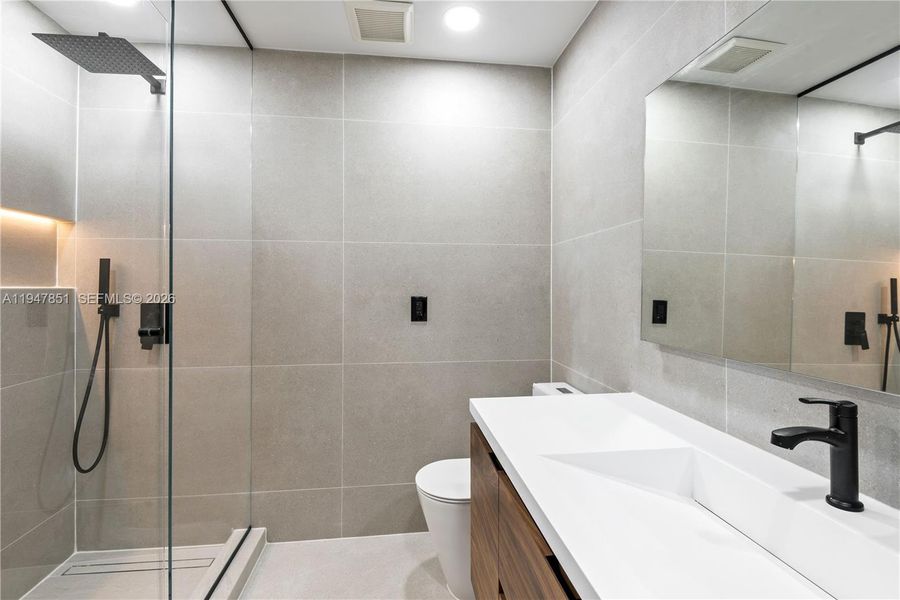 Bathroom for beds 2 & 3