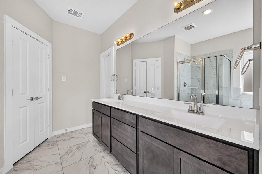 Furnished interior view inside a new home in , Mont Belvieu (Image 11).