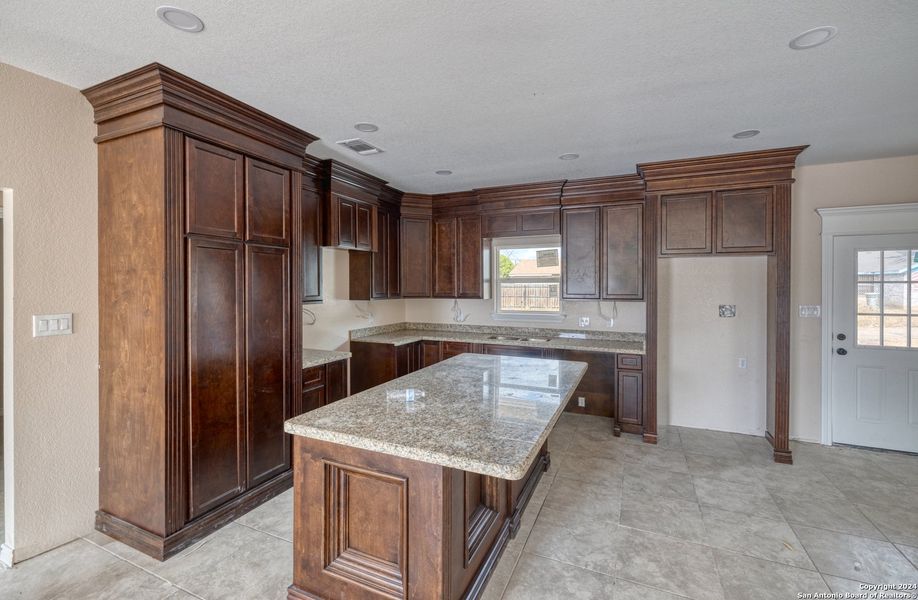 Spacious, unfurnished interior of a new home in , Uvalde (Image 14).