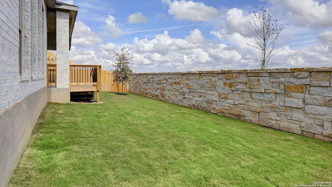 Exterior details and patio area of a home in Haby Hill 60', San Antonio (Image 18).