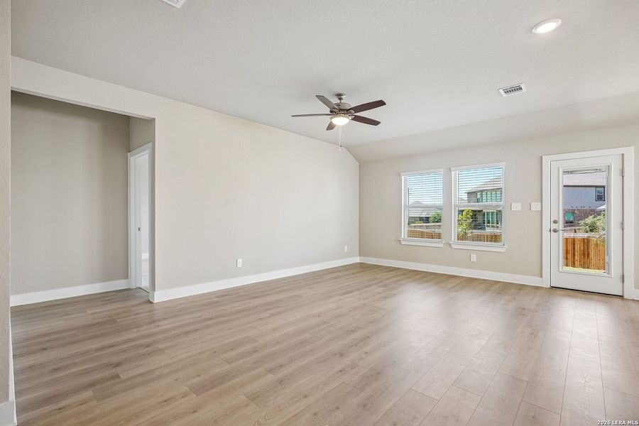 Spacious, unfurnished interior of a new home in Arcadia Ridge - Classic Series, San Antonio (Image 22).