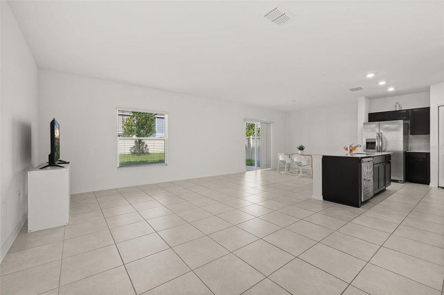 Spacious, unfurnished interior of a new home in Peace Creek Reserve, Winter Haven (Image 23).