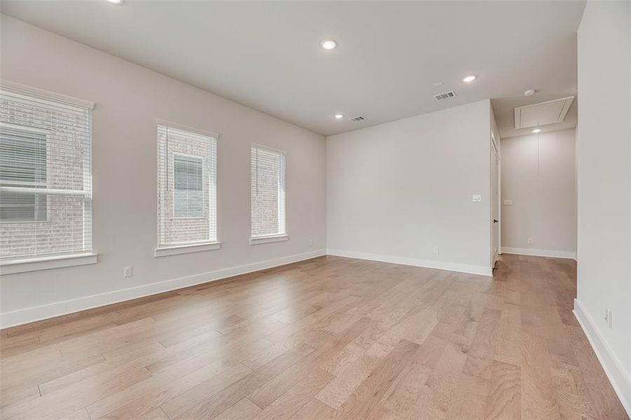 Spacious, unfurnished interior of a new home in Collin Creek, Plano (Image 11).