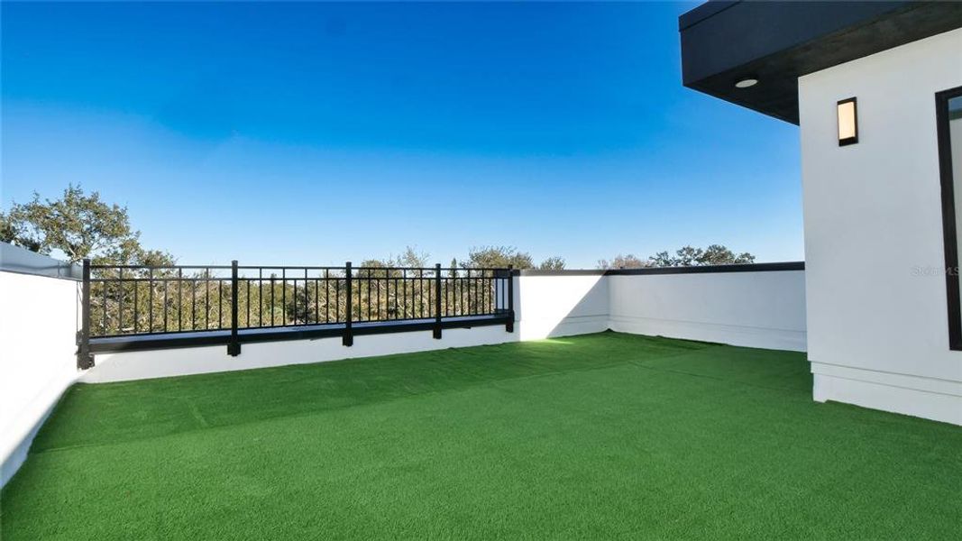 Exterior details and patio area of a home in , St. Petersburg (Image 32).