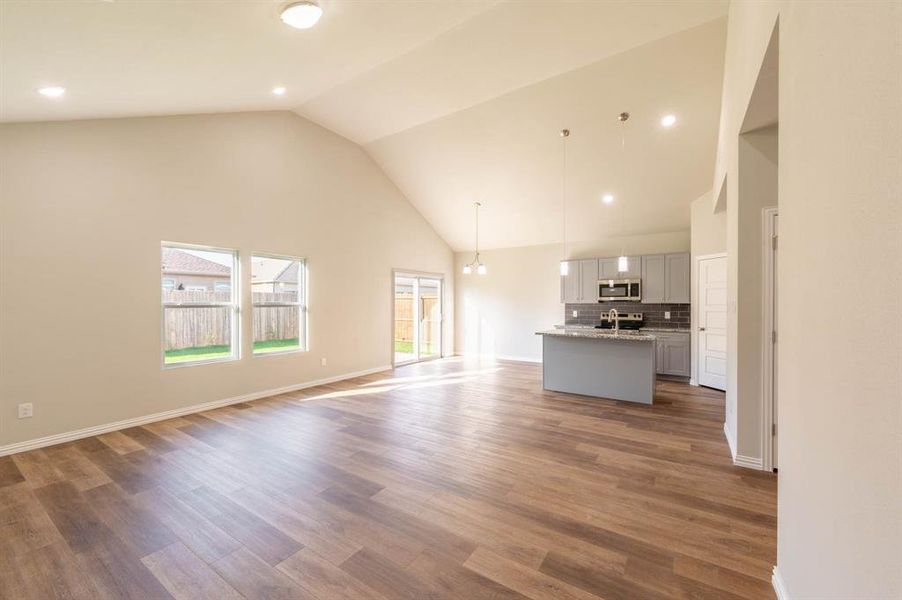Spacious, unfurnished interior of a new home in Trails of Fossil Creek, Fort Worth (Image 30).