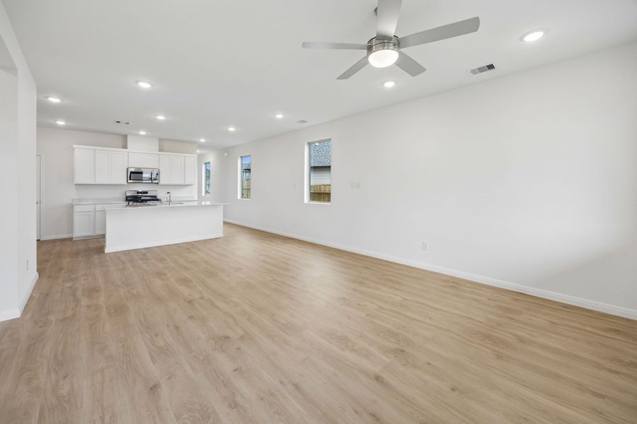 Spacious, unfurnished interior of a new home in Riviera Pines, Huffman (Image 26).