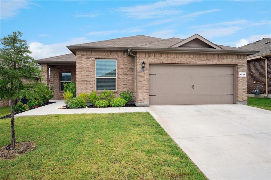 Welcome home to this bright and beautiful single story brick home! Welcome home to this bright and beautiful single story brick home!