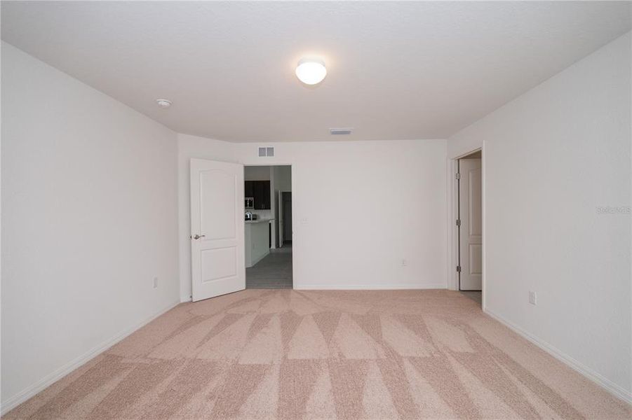 Spacious, unfurnished interior of a new home in , Frostproof (Image 10).