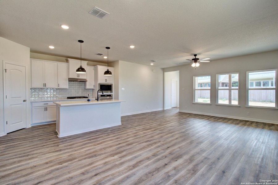 Spacious, unfurnished interior of a new home in , New Braunfels (Image 19).