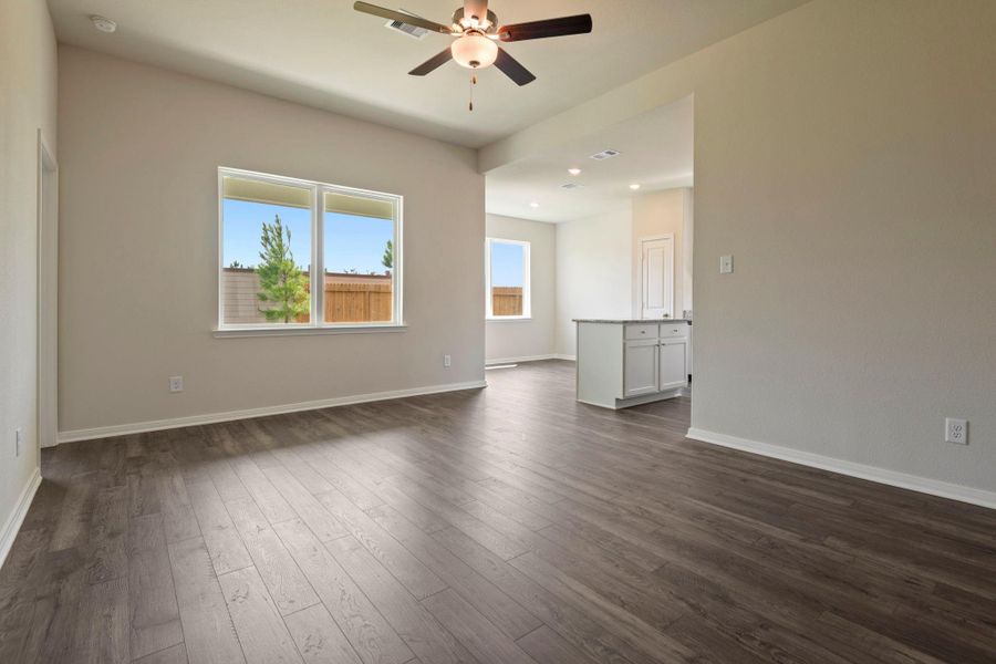 Spacious, unfurnished interior of a new home in Pinewood Trails, Cleveland (Image 10).