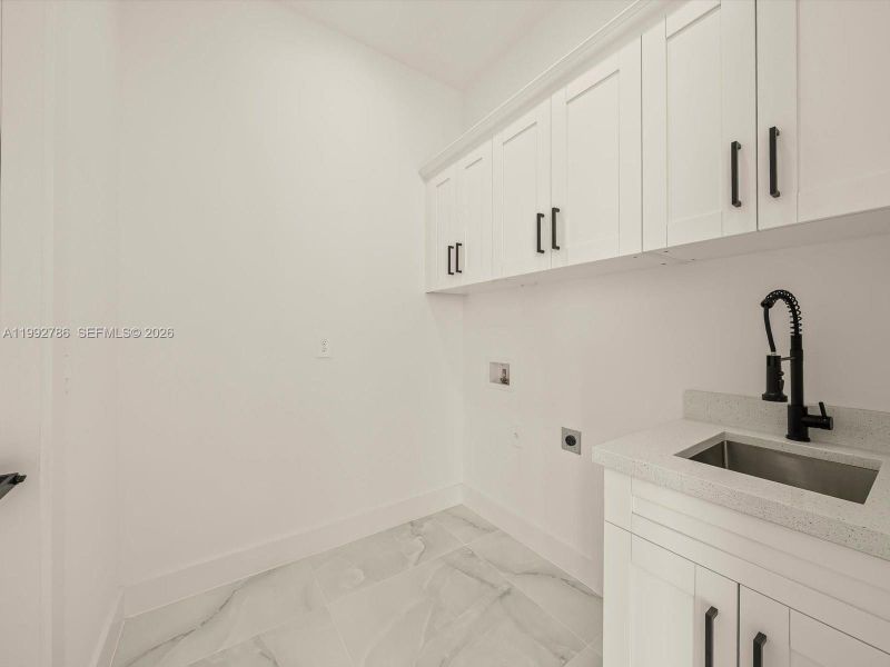 Spacious, unfurnished interior of a new home in , Lehigh Acres (Image 15).