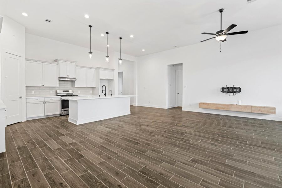 Spacious, unfurnished interior of a new home in Meridiana, Iowa Colony (Image 16).