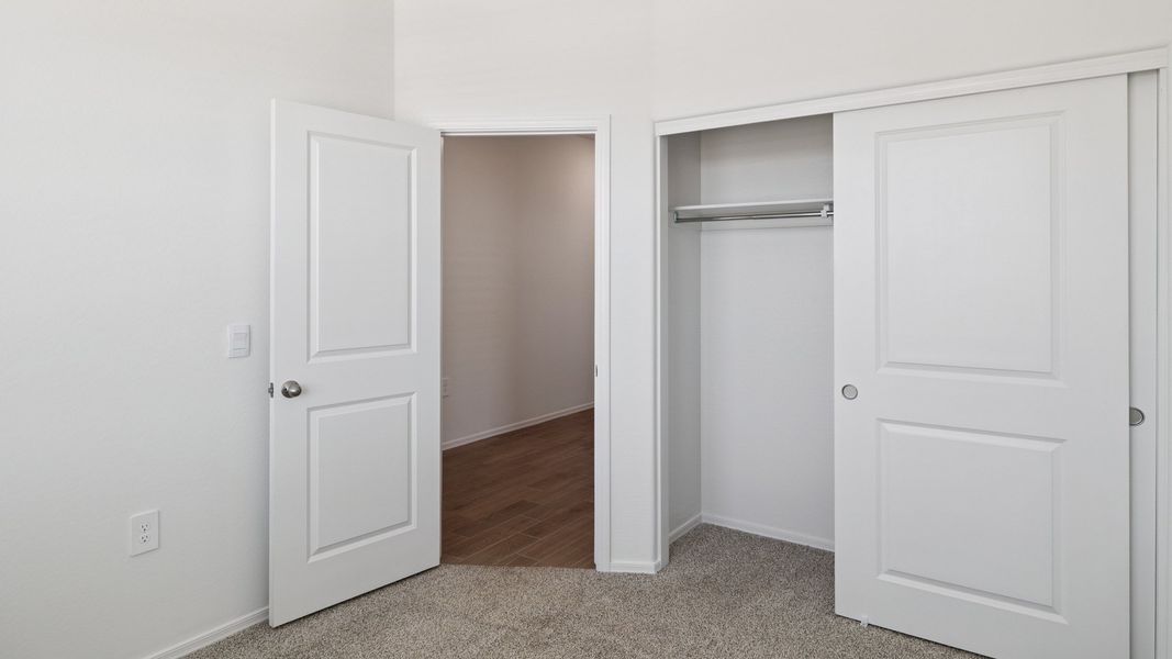 Spacious, unfurnished interior of a new home in Rio Rancho Estates, Wittmann (Image 15).