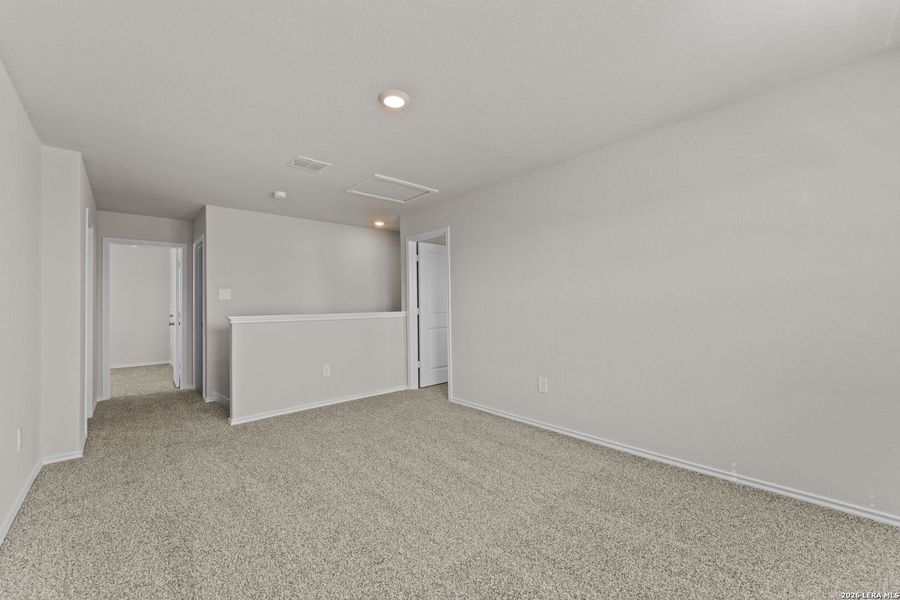 Spacious, unfurnished interior of a new home in Laurel Vistas, San Antonio (Image 24).