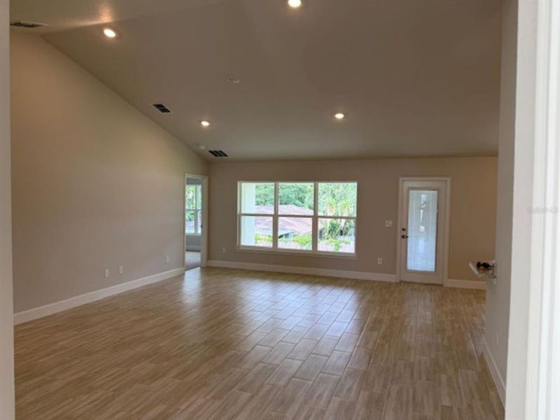 Spacious, unfurnished interior of a new home in St. James Park, Ocala (Image 10).