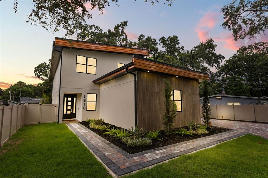 Exterior details and patio area of a home in , Orlando (Image 32).