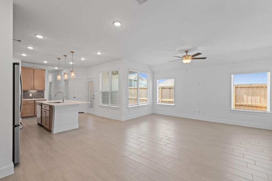 Spacious, unfurnished interior of a new home in Meridiana, Iowa Colony (Image 13).
