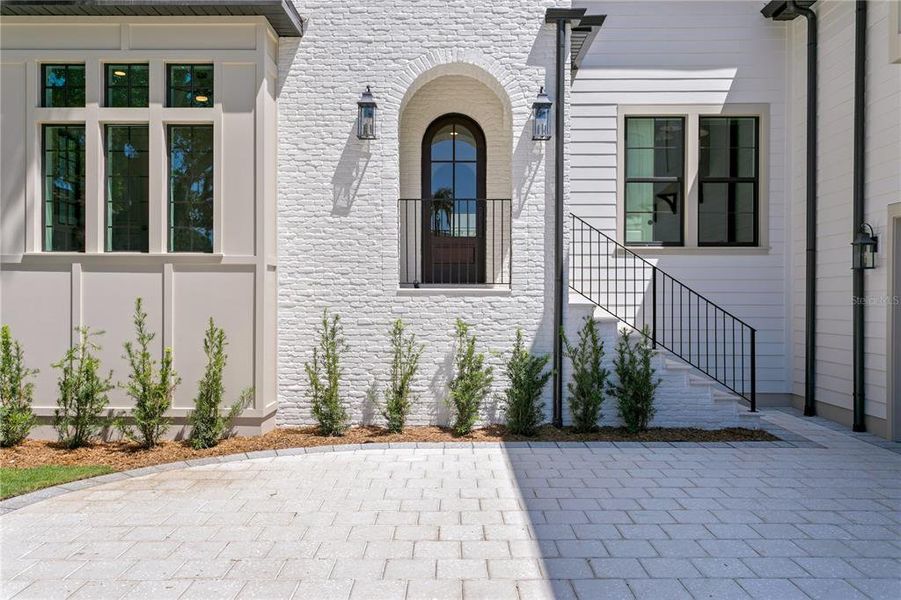 Exterior details and patio area of a home in , Tampa (Image 4).